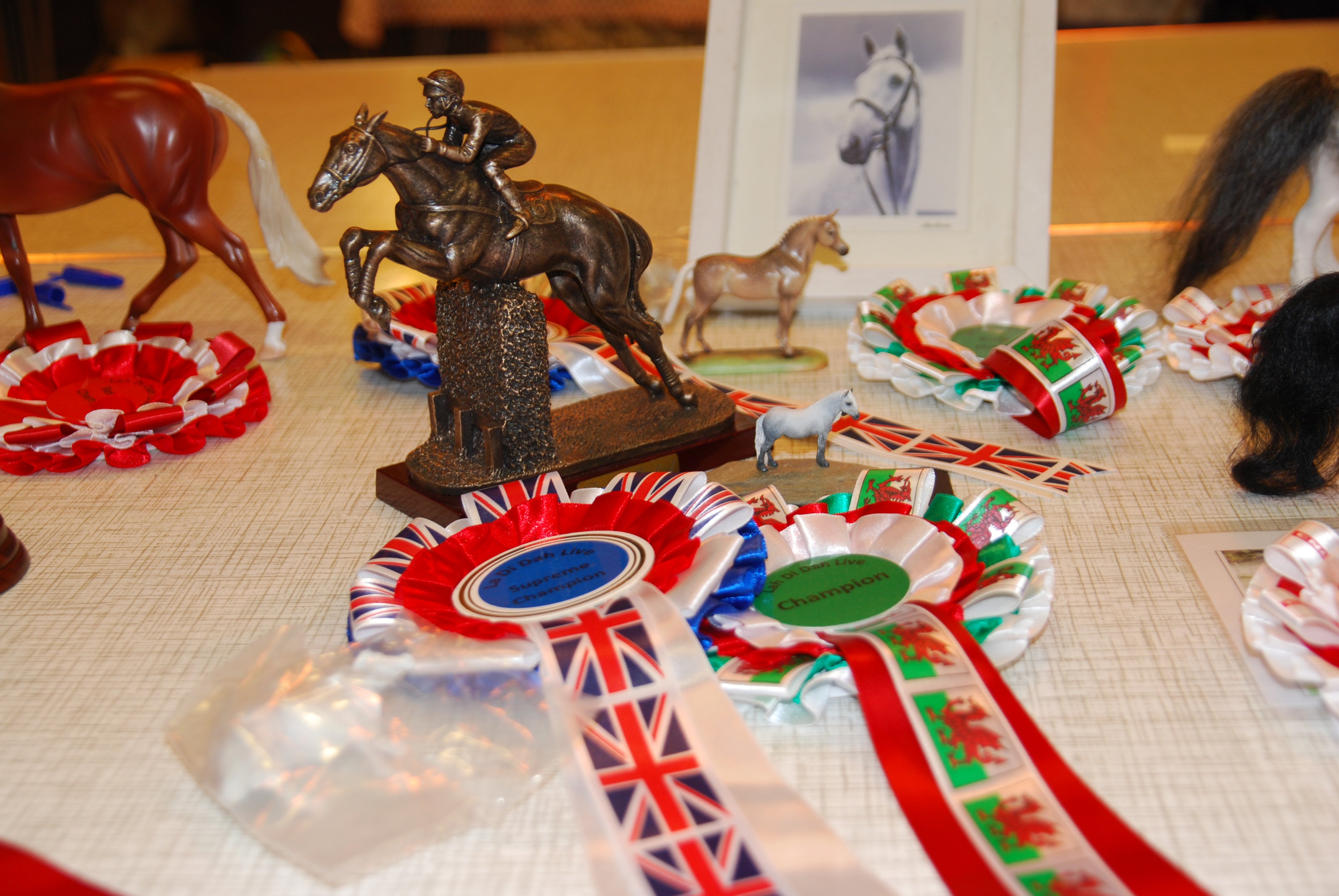 Artist Resin Eriskay - Supreme Champion Lah Di Dah Live 2015
